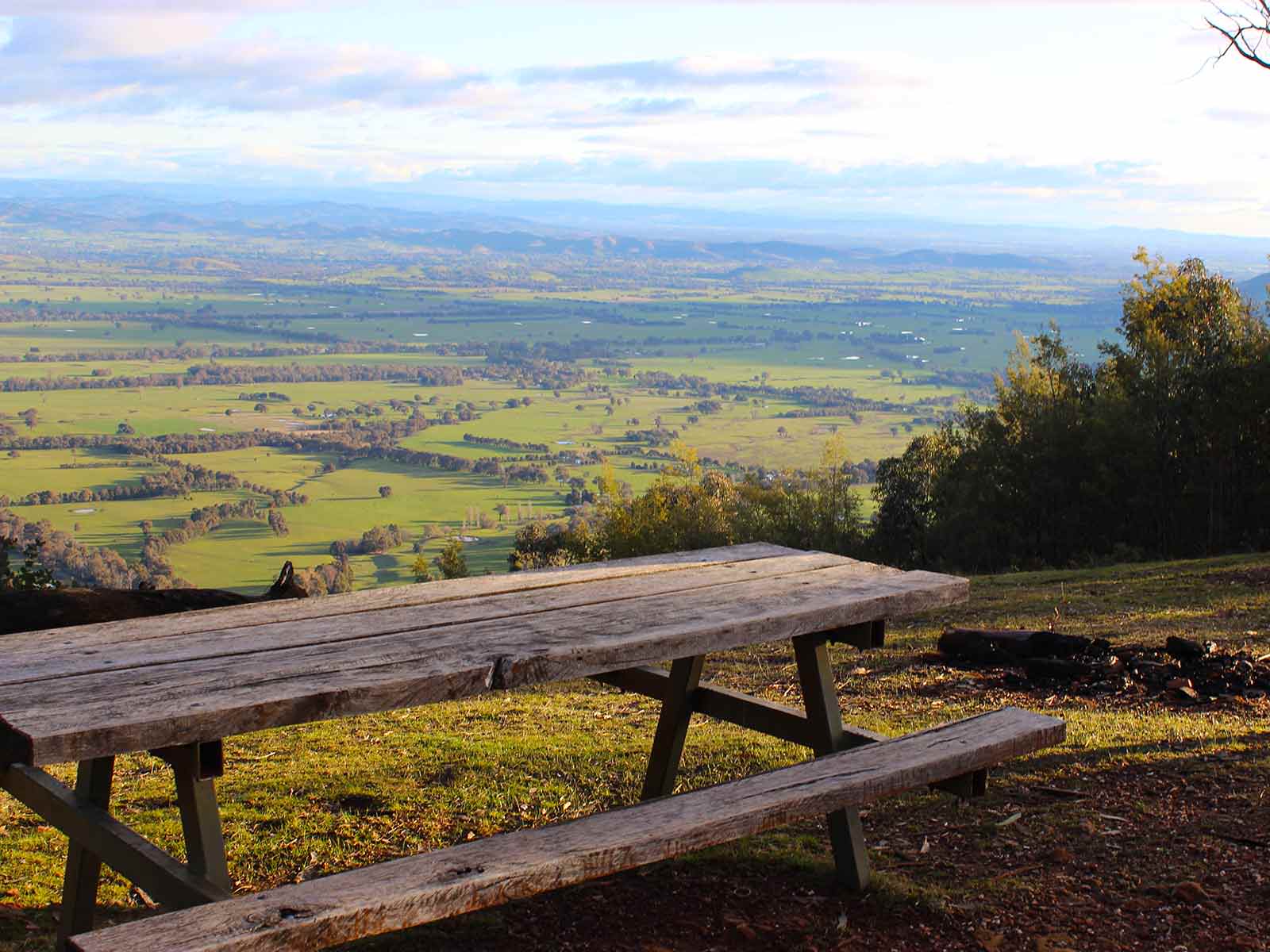 Picnicking at Murmungee Lookout - Victoria's High Country