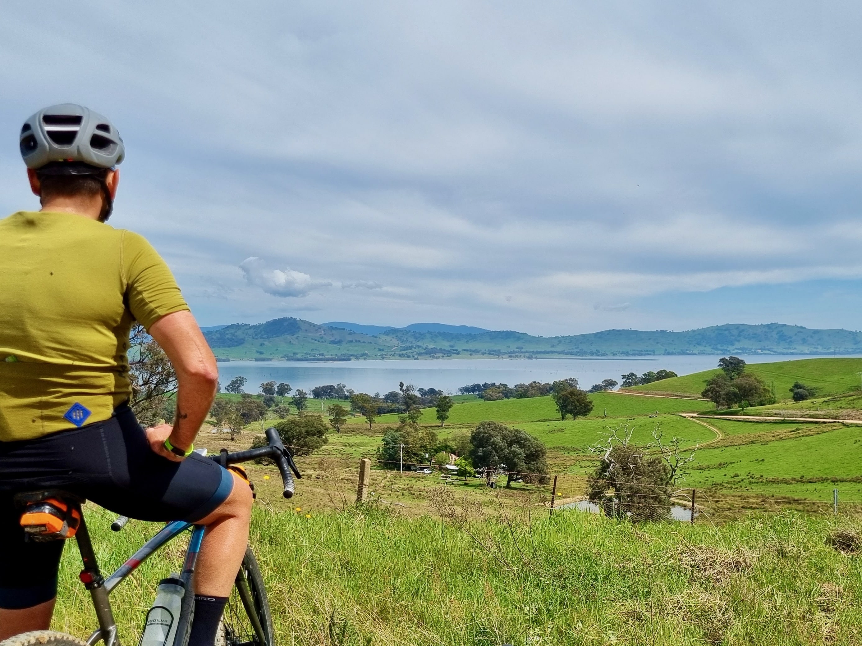 Gravel cyclist enjoying the view of lake 