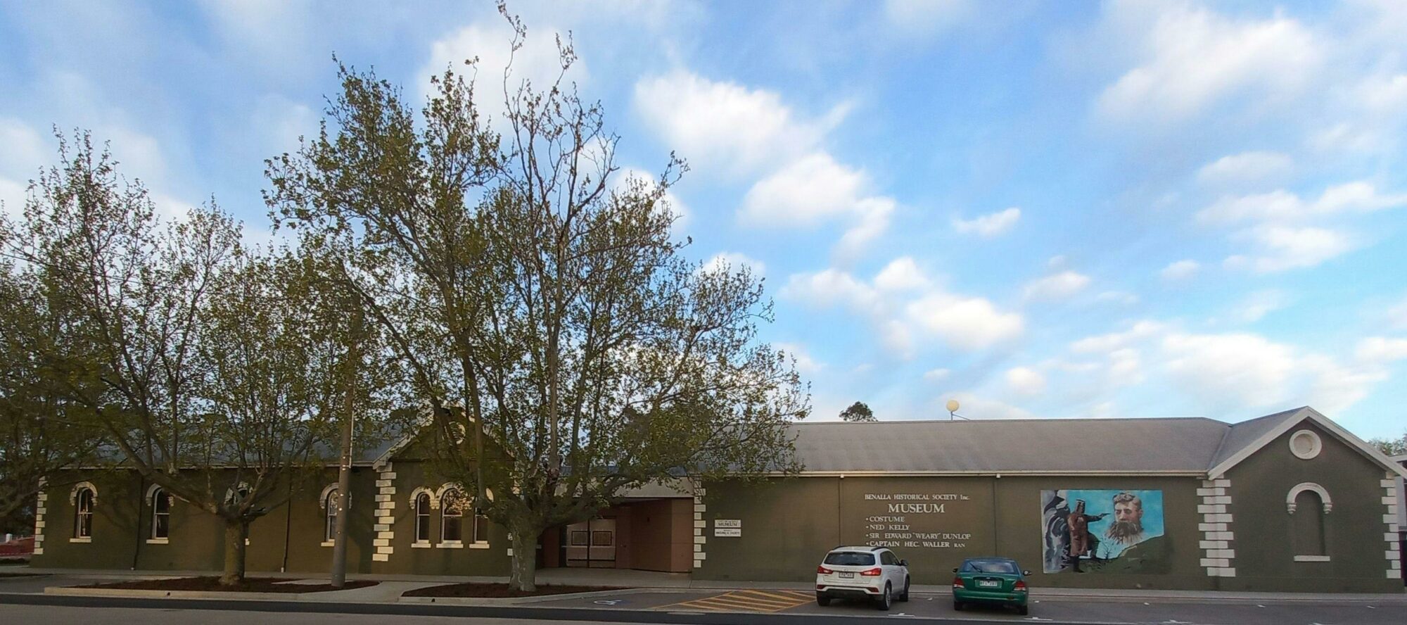 Outside view of the Benalla Visitor Information Centre
