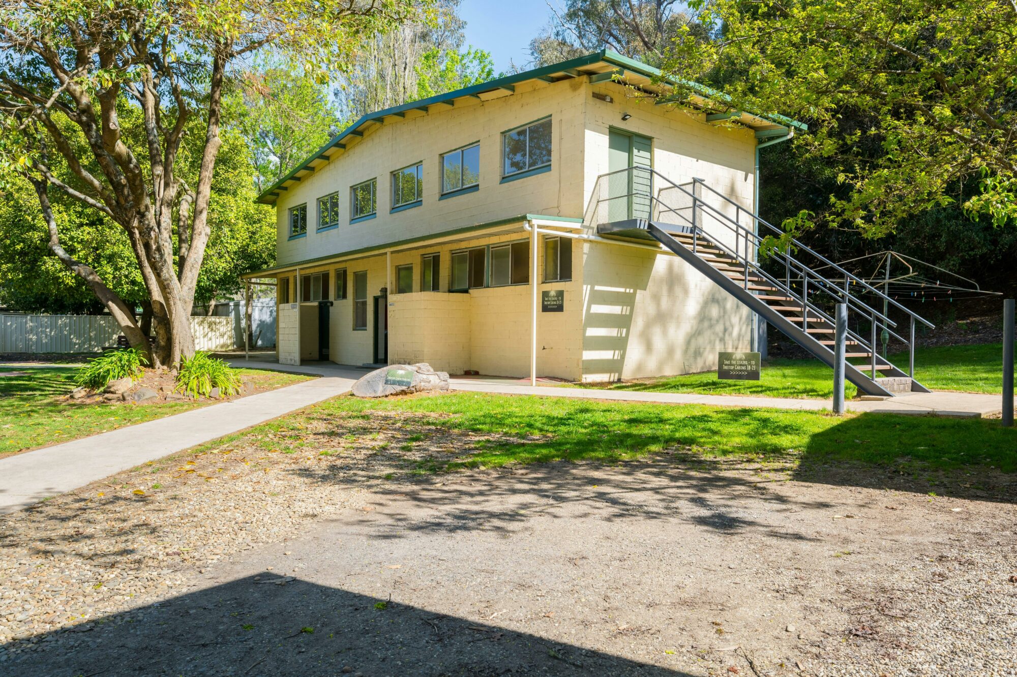 Bright Accommodaiton Park Treetop Cabins