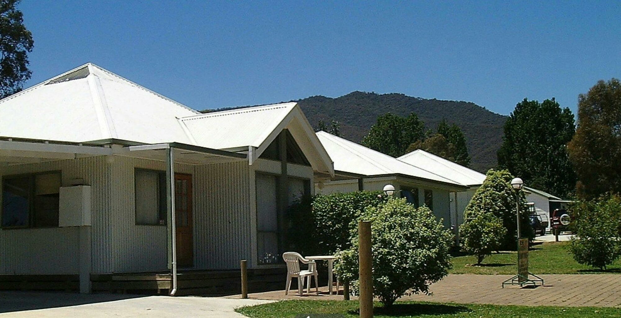 Comfortable 2 bedroom self contained cabins near cafes and shops