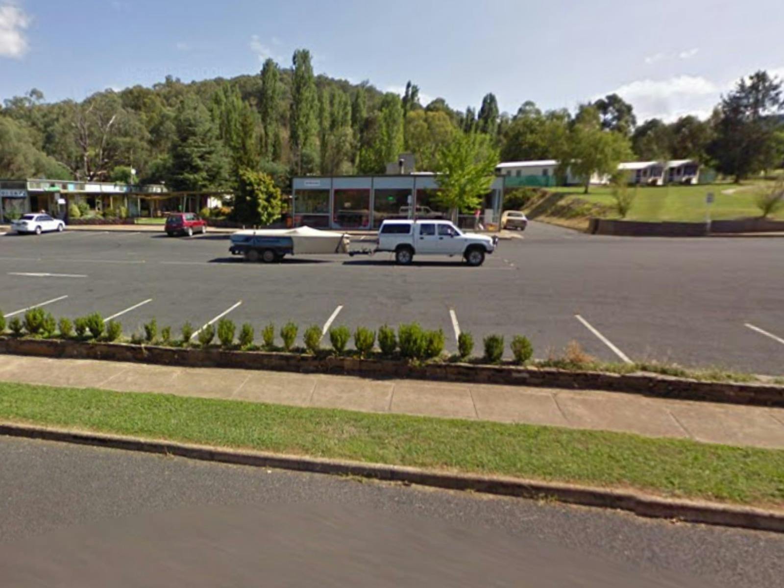 Image of car park and Khancoban Shopping Centre