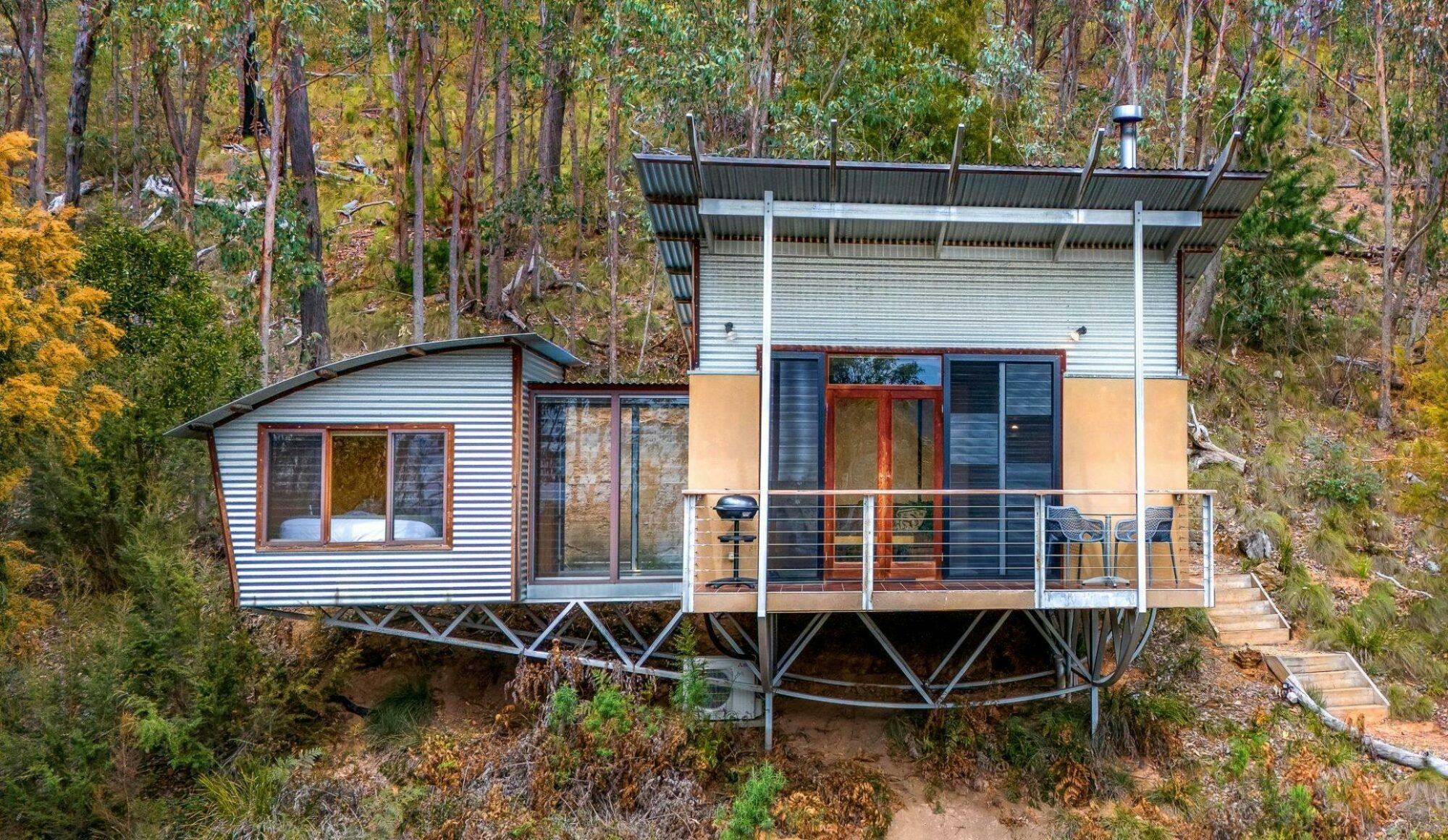 Bush Treehouse surrounded by bush and wildlife