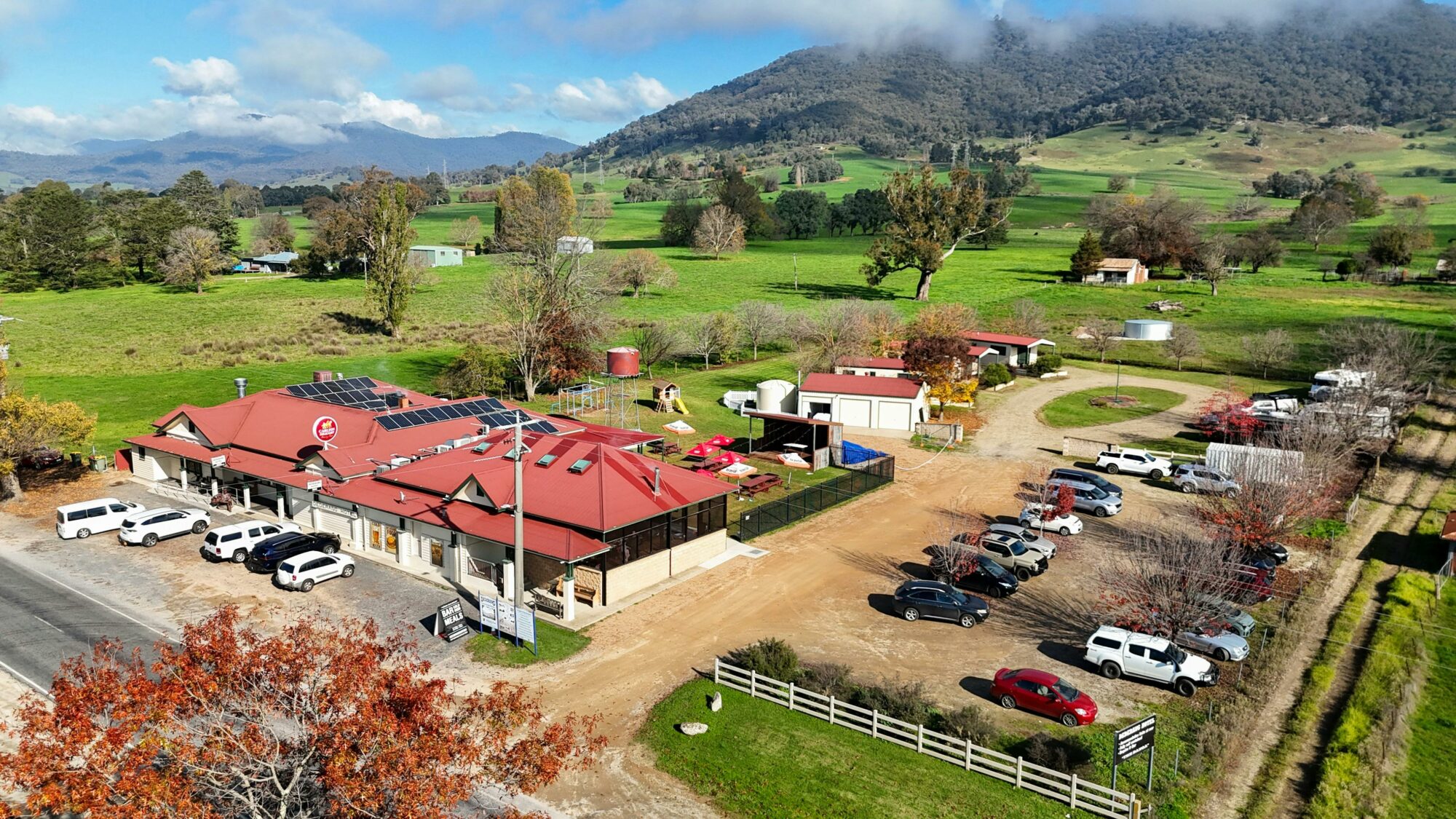 Dederang Hotel and surrounding mountains