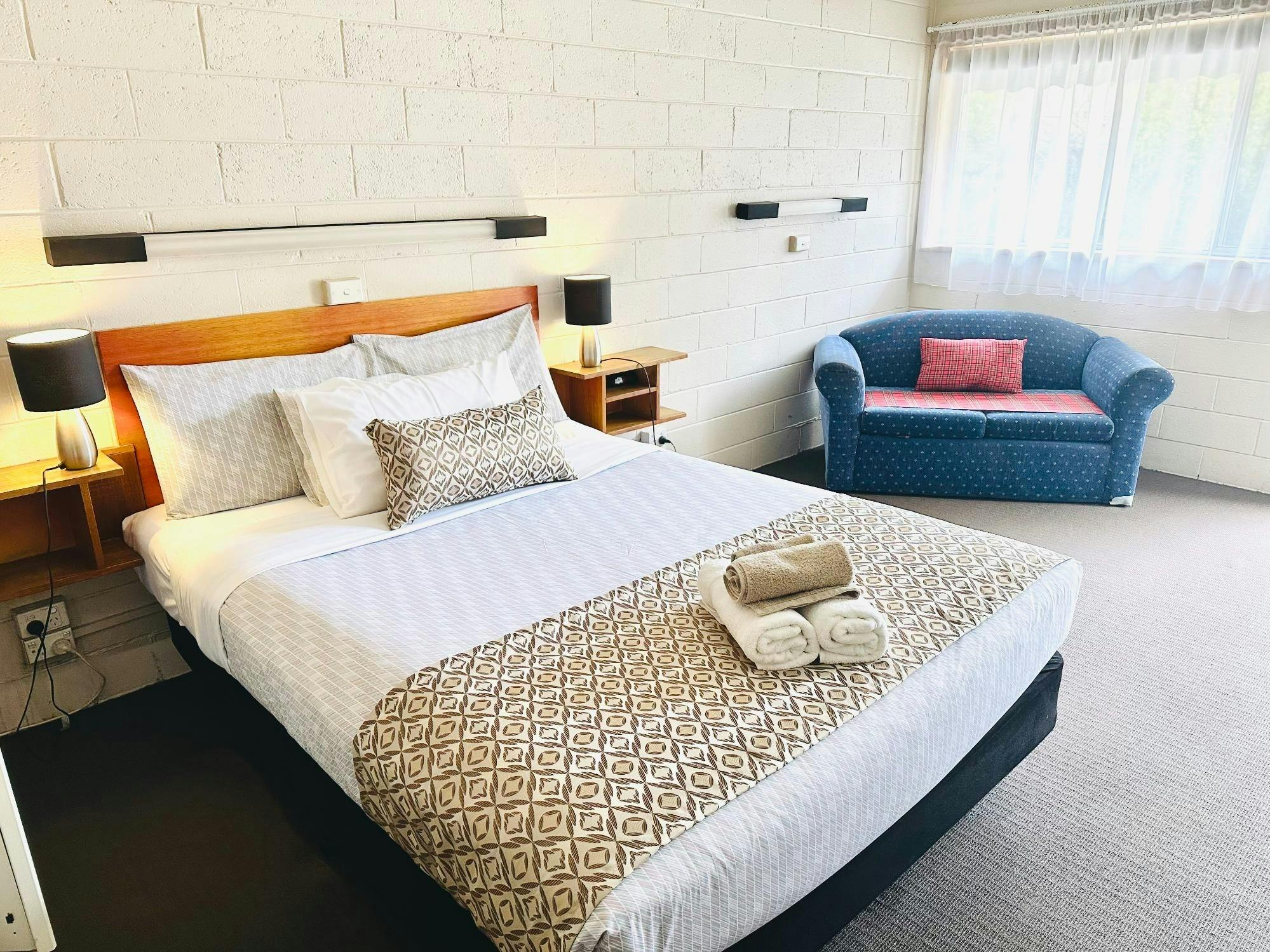 1 X QUEEN BED